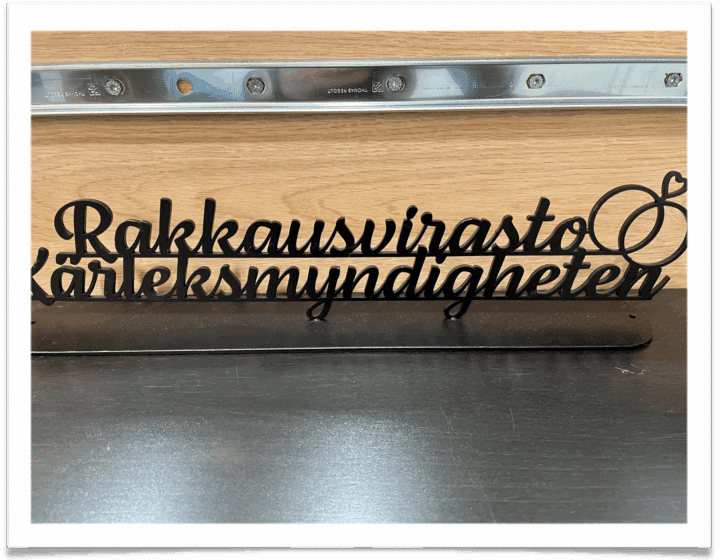 Kuvassa teksti (ehkä kyltti): Rakkausvirasto Kärleksmyndigheten